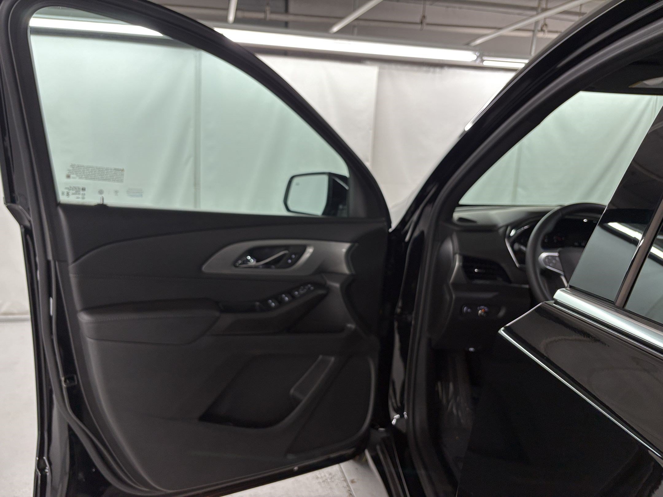 Used 2023 Chevrolet Traverse LT w/ LPO, Cargo Package FWD image 14