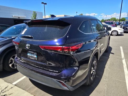 Used 2021 Toyota Highlander XLE AWD/4WD image 14