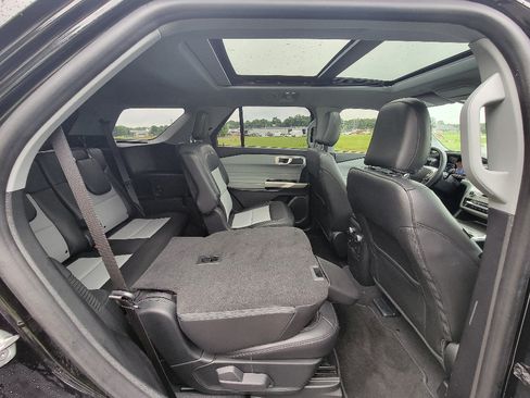 Used 2022 Ford Explorer XLT w/ Equipment Group 202A AWD/4WD image 34