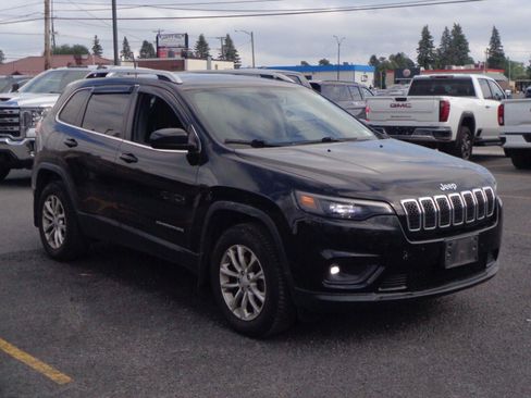 Used 2019 Jeep Cherokee Latitude w/ Cold Weather Group AWD/4WD image 3