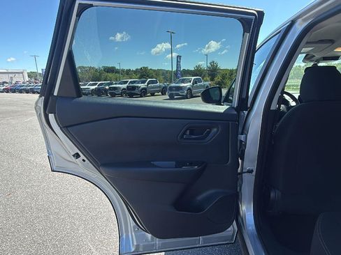 Used 2025 Nissan Rogue S AWD/4WD image 19