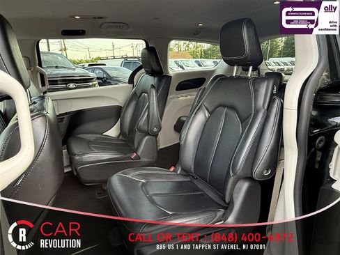 Used 2024 Chrysler Pacifica Limited FWD image 39