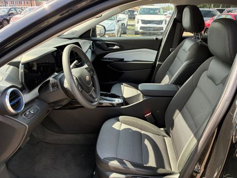Used 2025 Chevrolet Trax LT FWD image 20