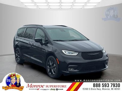 Used 2023 Chrysler Pacifica Touring-L w/ S Appearance Package