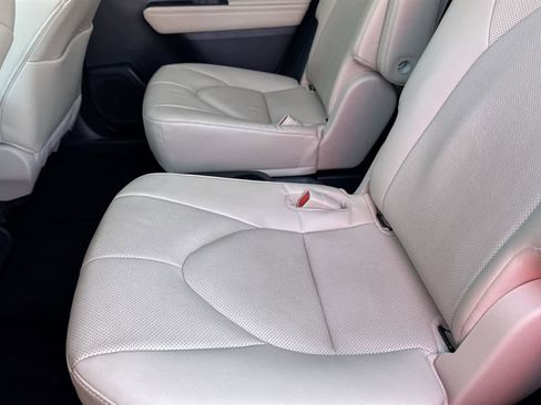 Used 2023 Toyota Highlander Limited image 14