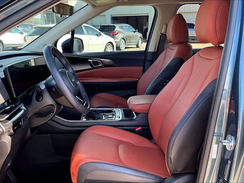 Certified 2025 Kia Carnival SX w/ SX Dark Edition Package image 7