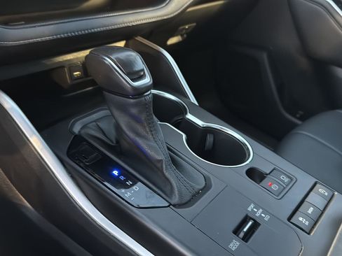 Used 2021 Toyota Highlander XLE image 24