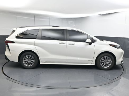 Certified 2021 Toyota Sienna XLE image 9