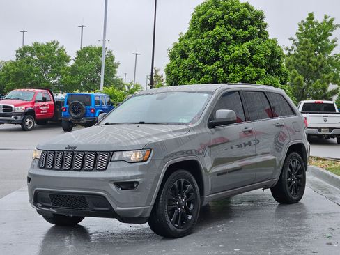 Used 2020 Jeep Grand Cherokee Altitude RWD image 3