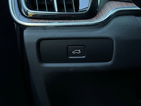 Used 2025 Volvo V60 B5 Cross Country Plus image 23