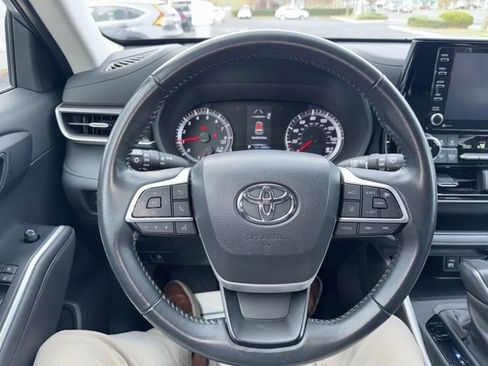 Certified 2022 Toyota Highlander LE image 11