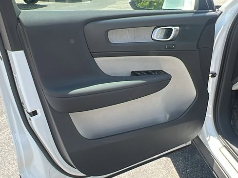 Used 2022 Volvo XC40 T4 Inscription w/ Advanced Package image 15