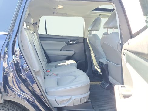 Used 2021 Toyota Highlander XLE AWD/4WD image 14