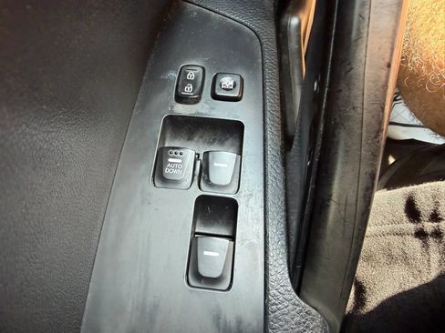Used 2013 Hyundai Veloster FWD image 12