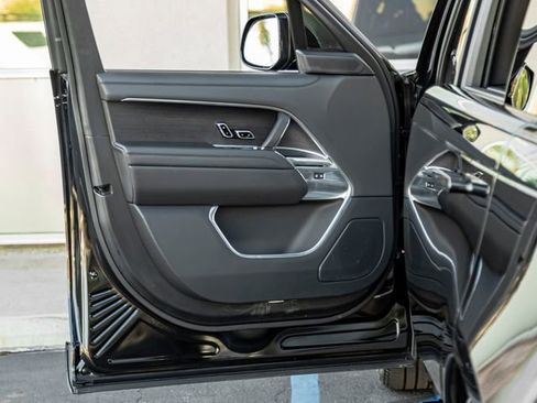 Used 2024 Land Rover Range Rover Long Wheelbase SE image 12