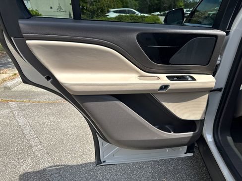 Used 2022 Lincoln Aviator AWD w/ Premium Package image 22