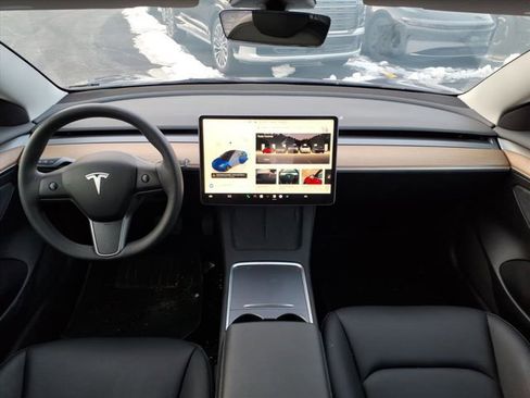 Used 2023 Tesla Model 3 Standard Range image 16