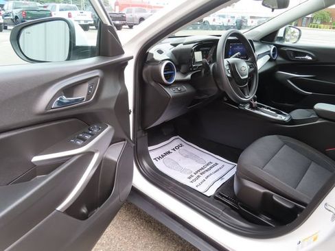 Used 2024 Chevrolet Trax LS w/ LS Convenience Package FWD image 16