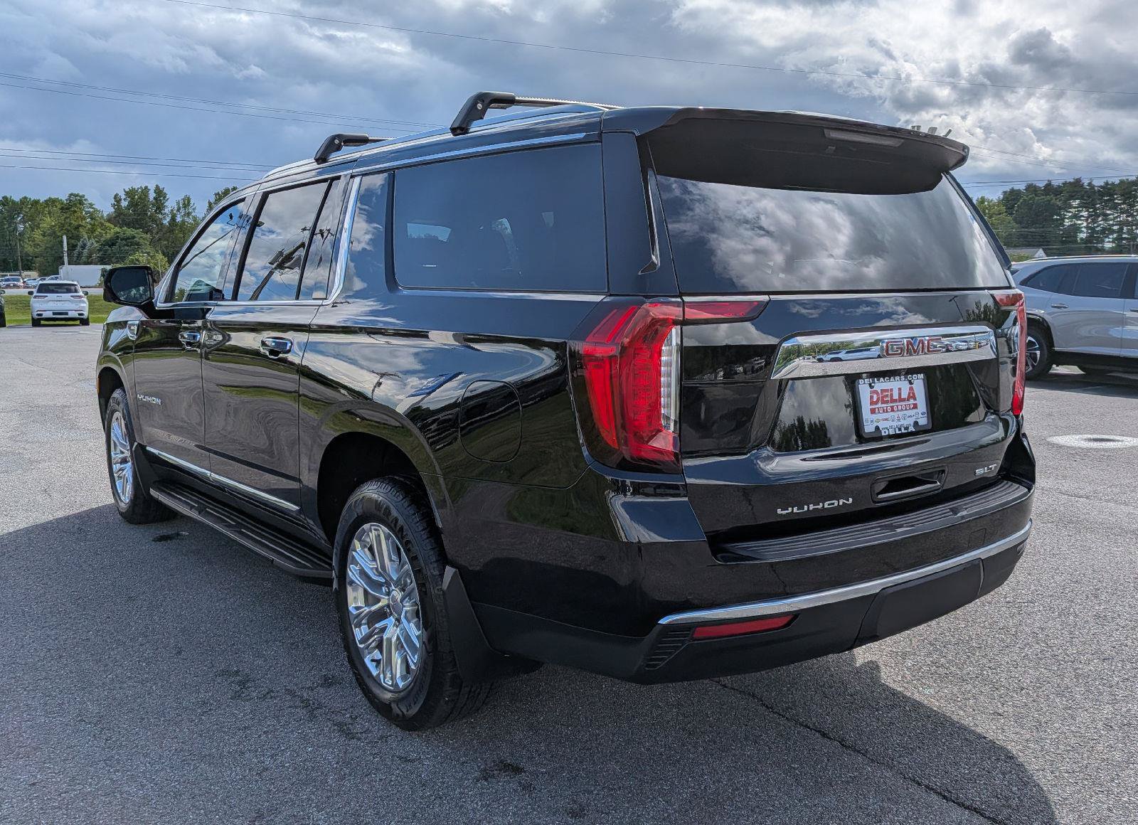Used 2022 GMC Yukon XL SLT w/ SLT Premium Package AWD/4WD image 8