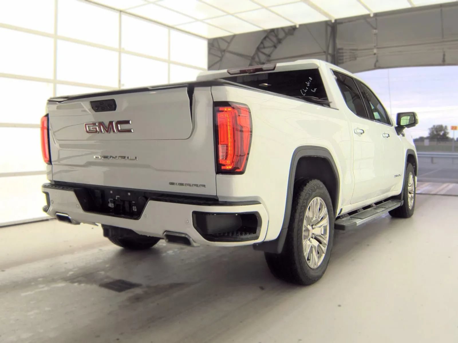 Used 2022 GMC Sierra 1500 Denali w/ Technology Package AWD/4WD image 5
