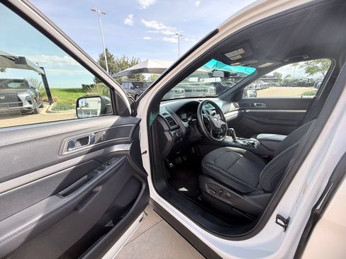 Used 2018 Ford Explorer XLT AWD/4WD image 7