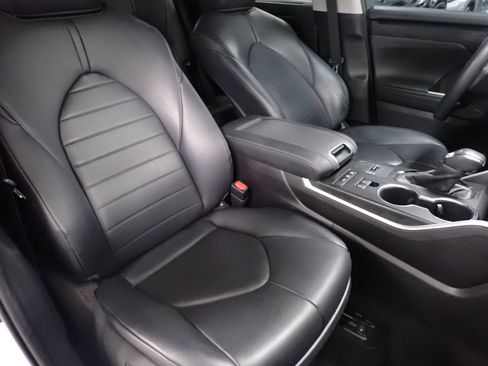 Used 2020 Toyota Highlander XLE image 5