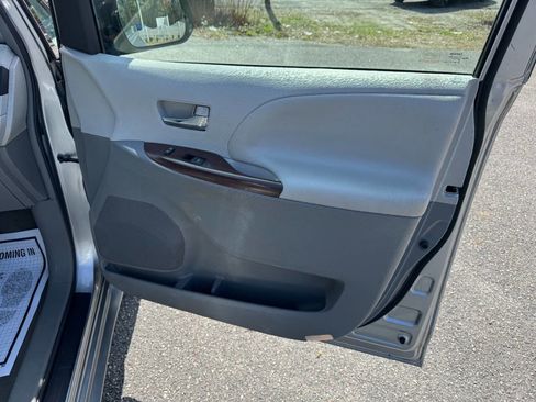 Used 2013 Toyota Sienna XLE FWD image 42