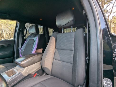 Used 2019 Jeep Grand Cherokee Laredo image 3