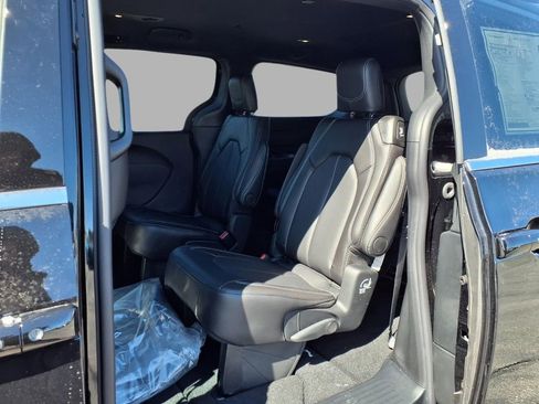 New 2026 Chrysler Pacifica Select image 23