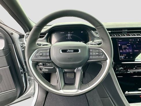 New 2025 Jeep Grand Cherokee Laredo image 7