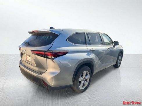 Certified 2025 Toyota Highlander LE FWD image 5