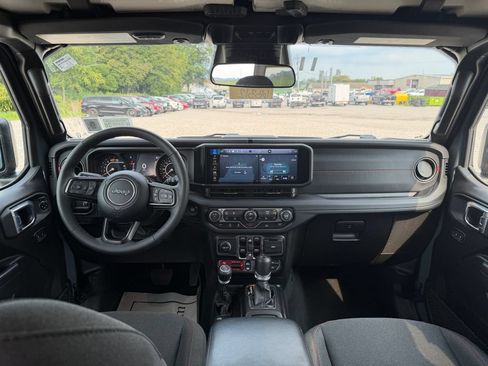 Used 2025 Jeep Wrangler Unlimited Rubicon w/ Convenience Group AWD/4WD image 16