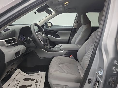 Used 2024 Toyota Highlander LE image 10