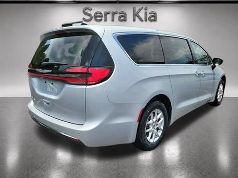 Used 2024 Chrysler Pacifica Touring-L FWD image 5
