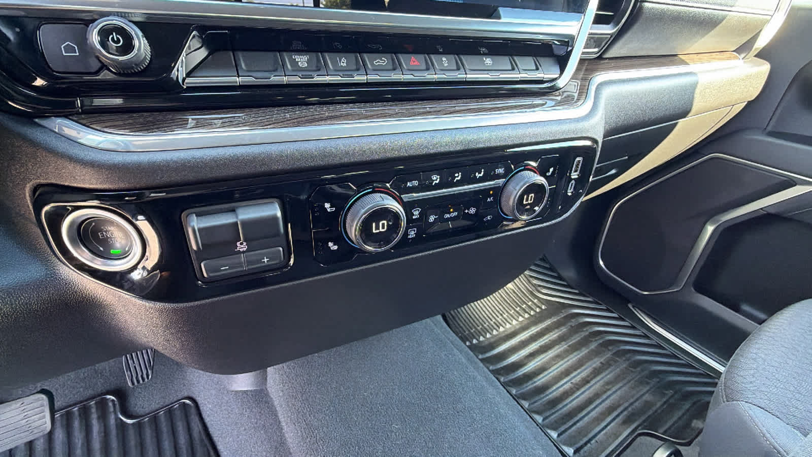 Used 2025 Chevrolet Silverado 3500 LT AWD/4WD image 14