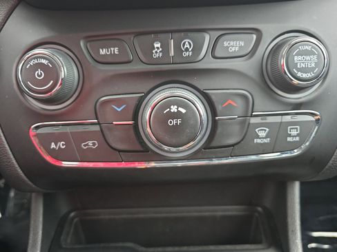 Used 2021 Jeep Cherokee Latitude image 17