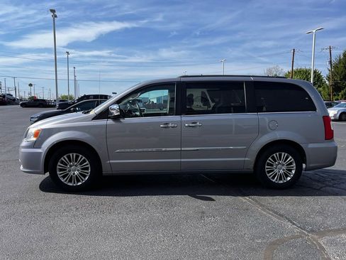 Used 2013 Chrysler Town & Country Touring-L w/ Driver Convenience Group image 8