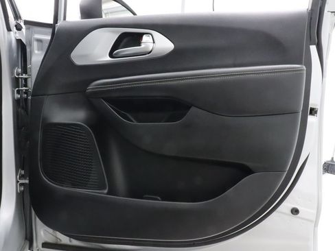 Used 2023 Chrysler Pacifica Touring-L w/ S Appearance Package FWD image 32
