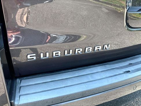 Used 2017 Chevrolet Suburban LT RWD image 31