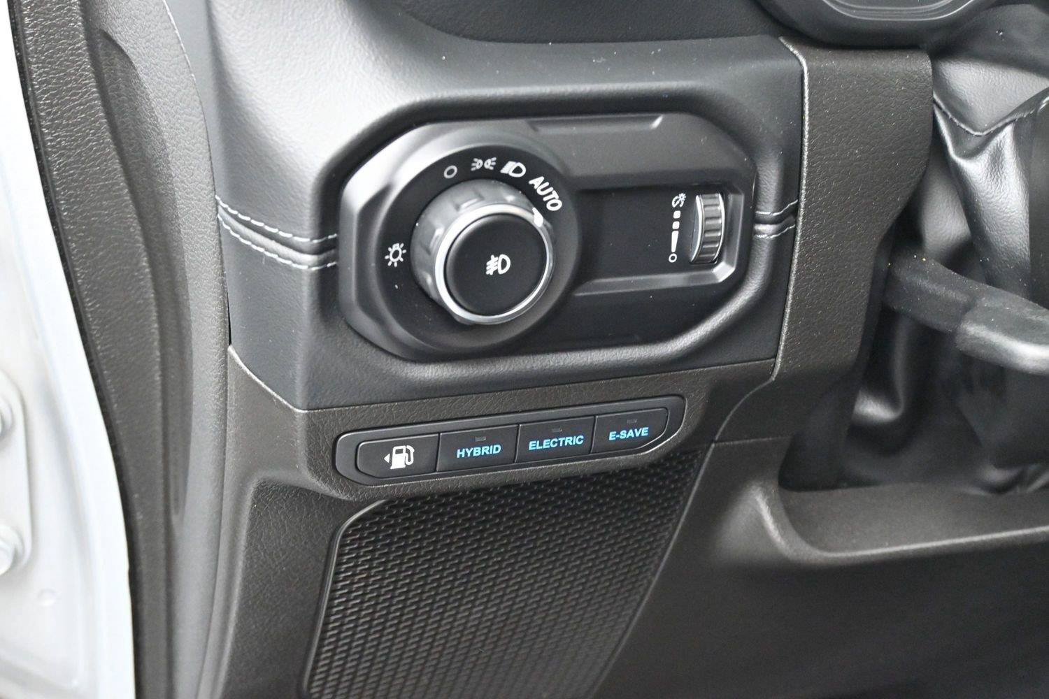 Used 2024 Jeep Wrangler Unlimited Sahara w/ Technology Group AWD/4WD image 16