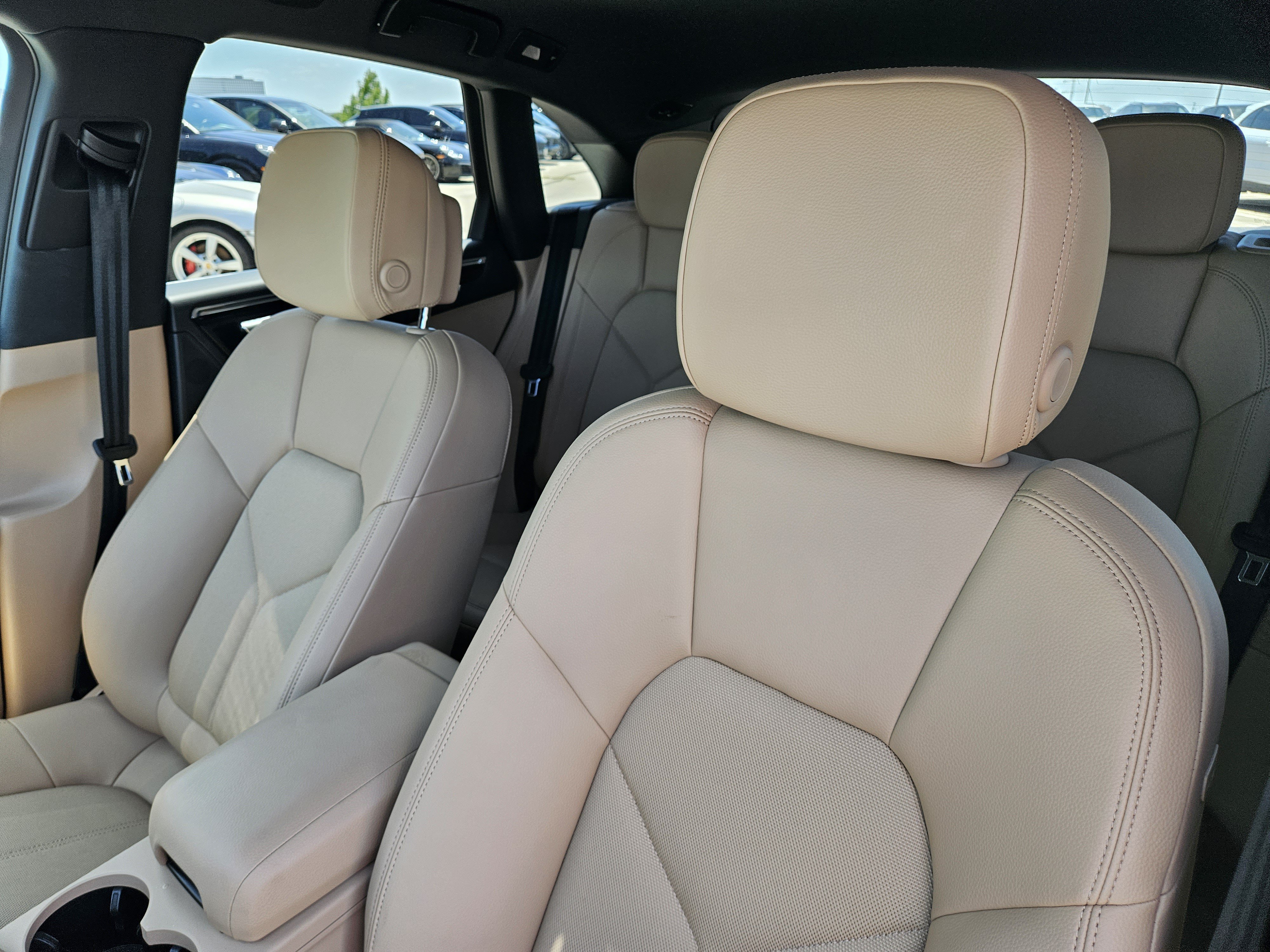 Certified 2026 Porsche Macan AWD/4WD image 6