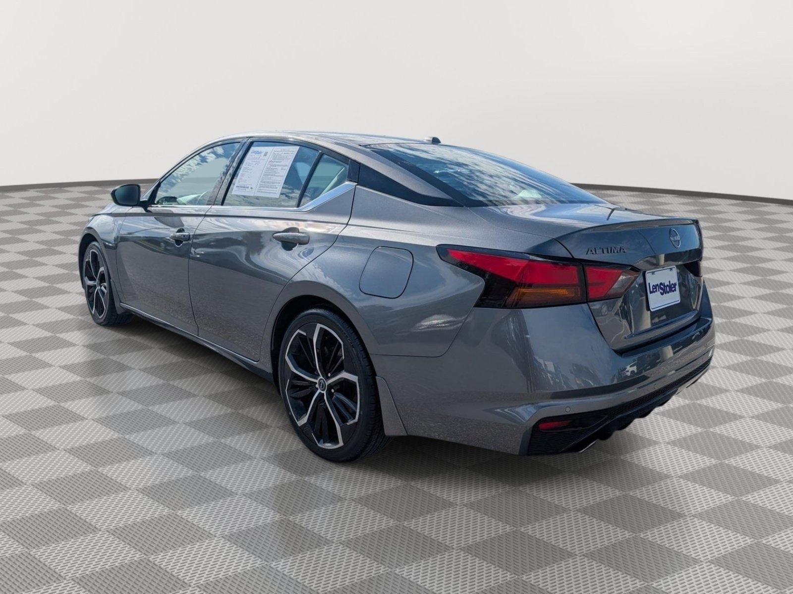 Used 2024 Nissan Altima 2.5 SR w/ SR Premium Package FWD image 3