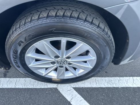 Used 2016 Volkswagen Golf S image 29