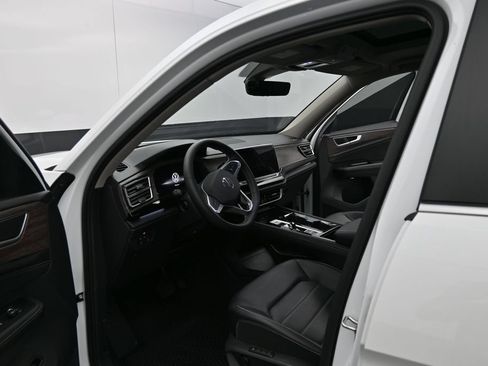 Used 2024 Volkswagen Atlas SEL AWD/4WD image 11