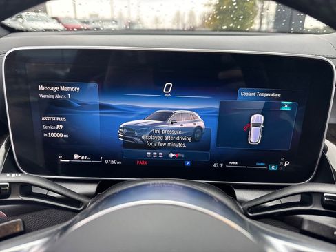 Used 2025 Mercedes-Benz GLC 300 4MATIC image 23