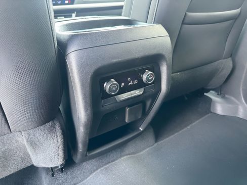 Used 2024 Chevrolet Traverse LT image 30