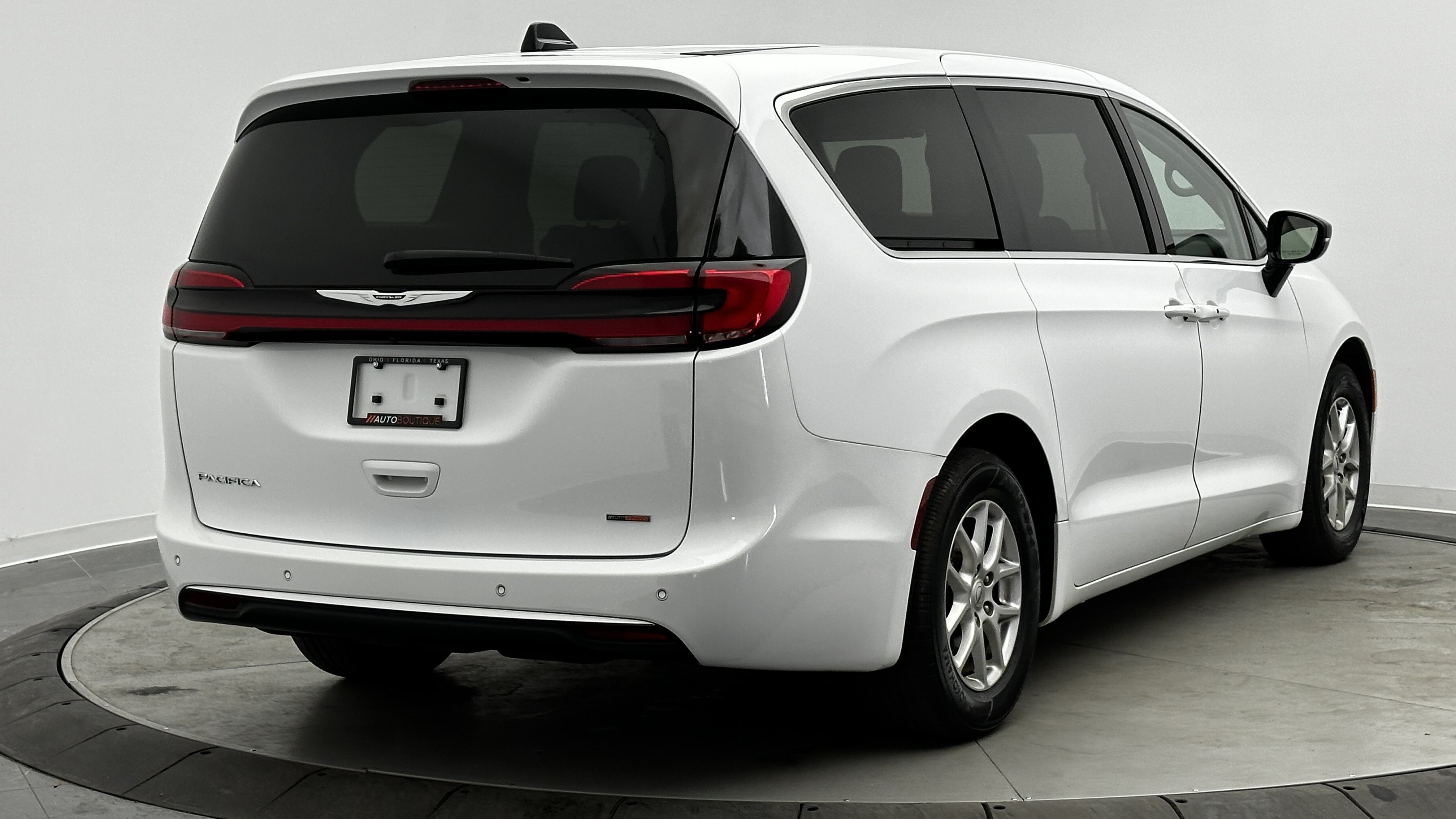 Used 2024 Chrysler Pacifica Touring-L FWD image 7