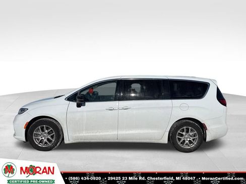 Used 2024 Chrysler Pacifica Touring-L image 2