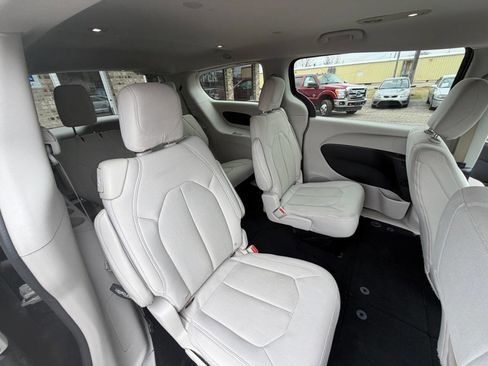 Used 2017 Chrysler Pacifica Touring image 14