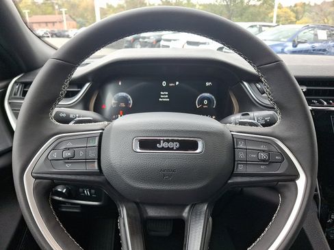 New 2025 Jeep Grand Cherokee Altitude image 14